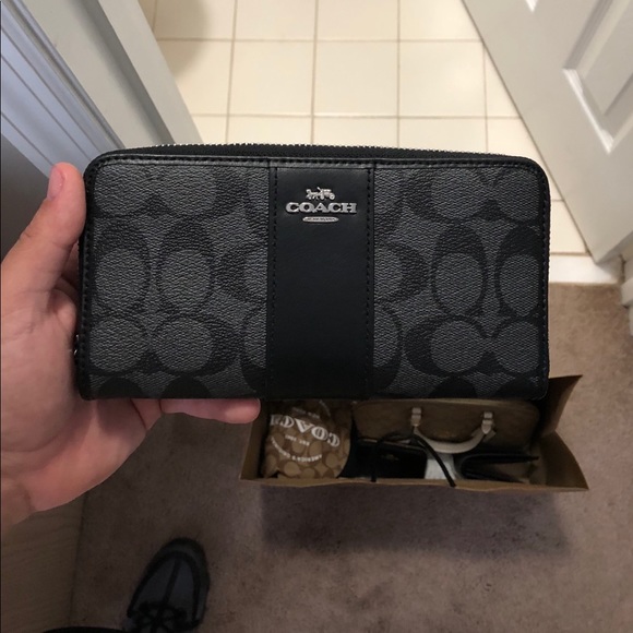 coach hand wallet